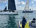 Qui Tobias Brinkmann e Sönke Boy si preparano per la partenza sul Pogo RC "Mariejo" con il numero velico 8778.