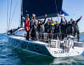 L'équipage du Rafale se réjouit de sa victoire sur les Line Honours. Malte Päsler et l'équipe de douze personnes n'ont pas réussi à battre le record. Mais ils ont fait une belle course.