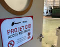 Lustig: Das "Zutritt verboten" Schild an der Tür zur CDK-Halle, in der "Malizia 4" gebaut wurde, stammt noch aus der Zeit vom Bau von "Gitana 18". Die Botschaft ist dieselbe. Das YACHT-Team durfte zur Sneakpreview trotzdem rein.