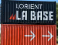 Hier zeigt an der letzten Verkehrkreisel hinunter zum Hafen ein riesiges Container-Schild die Richtung zu Lorients La Base an. Dort ist auch Boris Herrmanns Rennstall Malizia zuhause. Und dort wird am Montag die neue "Malizia 4" vom Stapel laufen.