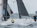 Oakley Marsh sur le bord du bateau, Jens Meiser dans le cockpit lors de la Solitaire du Figaro Paprec en mai 2026.