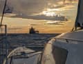 Le regard de l'équipage du « Nica » se perd dans l'horizon doré de la mer Baltique au crépuscule.