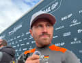 Erik Kosegarten-Heil nach Renntag eins in der Mixed-Zone, wo die Athleten Interviews geben.