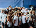 Das Germany SailGP Team schwört sich am Morgen des Finaltags beim Sassnitz-Grand-Prix im Team-Hangar ein.