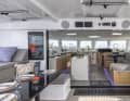 Großes offenes Cockpit, dass nahtlos in den Salon übergeht.