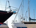 L'enrouleur et la grand-voile doivent être abaissés en raison de la charge supplémentaire due au vent.