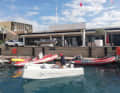 Ungewohnter Anblick: das X-Fun als Beiboot in der Marina.