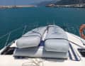 Il catamarano può anche essere trasportato ripiegato per essere pronto all'uso più rapidamente.