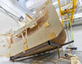 In order to be able to test the functionality of the extension in situ, X-Yachts has mounted the wooden dummy on a metal frame. The indoor crane can tilt it by a good 20 degrees