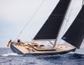La Y8 “Calabash”, lunga 24 metri, del fondatore di YYachts Michael Schmidt. Il design di Javier Jaudenes, dalle linee sportive, coniuga ampi volumi con agilità e semplicità di manovra.