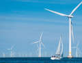 Le turbine eoliche che girano in mare sono ancora poche e rappresentano un ostacolo per i velisti. Ma ce ne saranno molte di più, molte di più!
