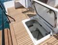 Stauräume gibt es an Deck reichlich. Die große Dingi-Garage ist auch von oben gut erreichbar
