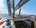 The lower leech stretcher is operated on the boom. The halyard swivel has a simple design