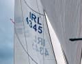 Le voile est voilé :  Sur cette photo, l'étai est trop lâche, le guindant est trop rond et la voile d'avant a un profil plus bas que celui prévu par le voilier.