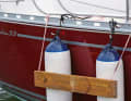 A fender board can double the fender effect if the opposite fender of the neighbouring yacht is positioned in the middle of the board