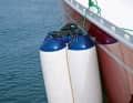 Ein Fenderpack schafft mehr Abstand zur Nachbaryacht