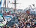 Des milliers de personnes intéressées se pressent sur les installations portuaires