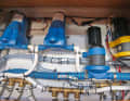Sämtliche Pumpen der Wasserversorgung sind unter den Salonduchten integriert, das erleichtert Wartung und Fehlersuche