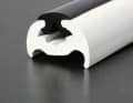 Wilks bietet ebenfalls ein umfangreiches Programm an PVC-Leisten mit verdeckten oder sichtbaren Schrauben
