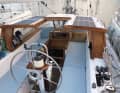 À l'extérieur, mais à l'intérieur : Le toit au-dessus du cockpit et de la descente est un mélange de capote fixe et de rouf. En mer, c'est ici que le garde se tient à l'abri