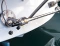 Versteckt am Heck: Unter der Badeplattform ist ein SailingGen-Hydrogenerator montiert. Er hat eine Aufholleine, neue Modelle einen mechanischen Überlastschutz