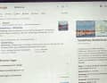 La recherche Google basée sur la position est accessible via la carte marine. L'application YouTube est également installée