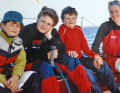 La voile a toujours fait partie de sa vie : en haut à gauche avec sa mère Thea et ses frères Johann (à gauche) et Max (au centre) en train de naviguer en famille - son père, Peter Kohlhoff, est derrière la caméra.