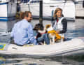 Essai en mer : tout doit être pratiqué. Une petite sortie dans le port prépare nos amis à fourrure à l'arrêt de l'ancre. Alors, tout ira bien