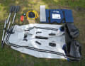 Wooden bench seat, repair kit, operating instructions, foot pump - everything is there. Very nice: five lashing points in the boat. There is no locking mechanism for the paddles
