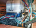 Hybrid. Weil ein E-Antrieb samt Akku und ein Diesel mit Tank verbaut sind, benötigt dieses System besonders viel Platz