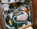 Diesel. Ein gewohnter Anblick auf Yachten: der Dieselmotor gut zugänglich und nahe dem Schwerpunkt unter dem Niedergang | YACHT/J. Kubica