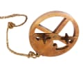 L'astrolabe était l'un des premiers outils permettant de déterminer l'angle d'élévation du soleil.