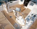 Le cockpit semble assez compact par rapport à la taille du bateau, mais il offre des hausses confortables, des hiloires élevées et de bonnes possibilités d'appui en position de navigation.