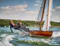 In the trapeze: The 10 square metre racing dinghy can be recognised by the N in the sail. Its construction regulations only specify the sail area and some material thicknesses for the hull