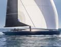 Eleganz in Reinkultur. Das Schiff hat keinen eigentlichen Kajütaufbau und auch keine Reling. Das Laufdeck ist vertieft und führt als eine Art Kanal einmal rund um das Schiff