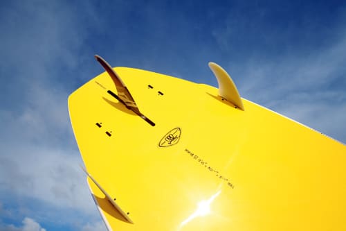   Naish Hokua 9'10" GT Wood 2014: Trotz Squash-Tail kann man das ­Hokua mit hauchdünnen Kanten als Thruster oder Quad radikal surfen.