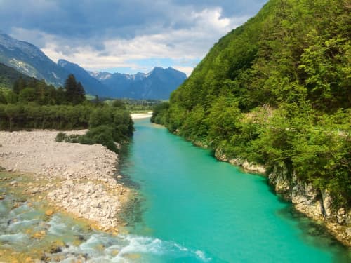   Um Bovec schlängelt dich die Soca in herrlichem Türkisgrün durch die Julischen Alpen.