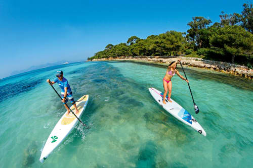   Lérins-Insel Saint-Honorat wartet mit karibischem Wasser für SUP-Fans auf.