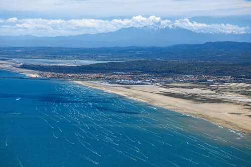 Jeder Surfer kennt den Tramontana namentlich vor allem als den Nachbarn des Mistral und beim Defi Wind (im Foto) , wo er Tausende Surfer aufs Wasser lockt.