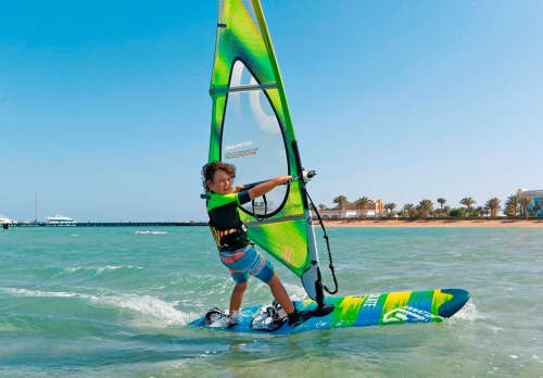   Windsurfen – mit dem passenden Material ein Kinderspiel. 