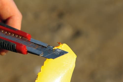   Finnen aus Kunststoff tragen von Grundkontakt allenfalls Verformungen davon – ein Aufplatzen oder Delaminieren ist unmöglich. Hier reicht es, die verformten Stellen mit einem scharfen Cuttermesser abzuschneiden ...