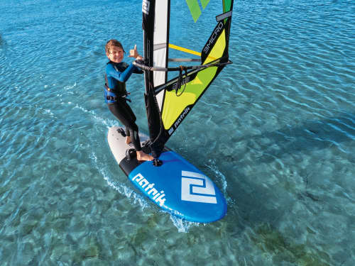 Bei Leichtwind dank langer Centerfinne kipp- und richtungsstabil, bei Starkwind ein vollwertiges Funboard – das soll der Patrik Micro Ride 115 verkörpern.