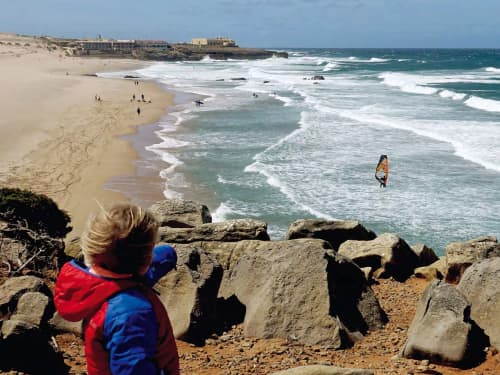 An windstillen Tagen ein beliebter Badestrand, bei strammem Nortada ein Spielplatz für Wave-Windsurfer: der Praia do Guincho. | o.