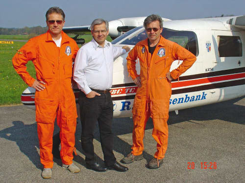   Der Hagelabwehrpiloten-Coach Michael Sachweh mit zwei seiner Piloten, Georg Vogl, Chefpilot,(rechts) und Johann Wagenstaller (links).  