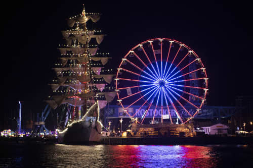 Auch bei Nacht ist die Hanse-Sail ein Erlebnis, wenn die Schiffe illuminiert sind und Bands spielen