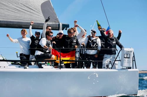 Hier feiern Jens Kuphal und die „Intermezzo“-Crew ihren EM-Sieg in Norwegen