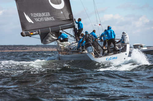 Jan Opländers Crew auf der Swan 45 "Katima" gelang zum EM-Auftakt ein Sieg: Das Team gewann die Mittelstrecke in Klasse A nach berechneter Zeit