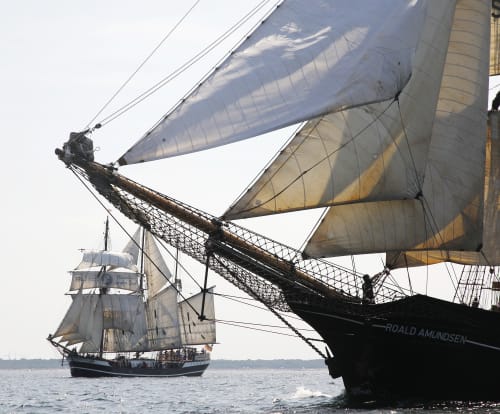 Zwei Traditionsschiffe in Fahrt: “Thor Heyerdahl” (l.) und “Roald Amundsen”