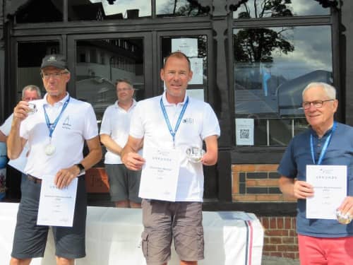   Dieses Siegerbild von der Internationalen Deutschen Meisterschaft in der 2.4mR IDM entstand 2020 beim Verein Seglerhaus am Wannsee. Es zeigt die gleichen drei besten Akteure, die jetzt auch bei der EM unter deutscher Flagge in die Top Ten segelten (v. r.): Ulli Libor, Heiko Kröger und Kalle Dehler
