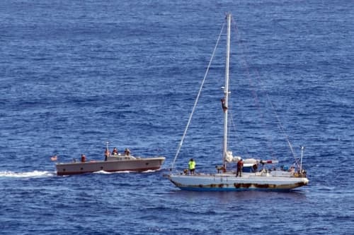   Ein Tender der "USS Ashland" nähert im Oktober der "Sea Nymph", um die Amerikanerinnen abzubergen